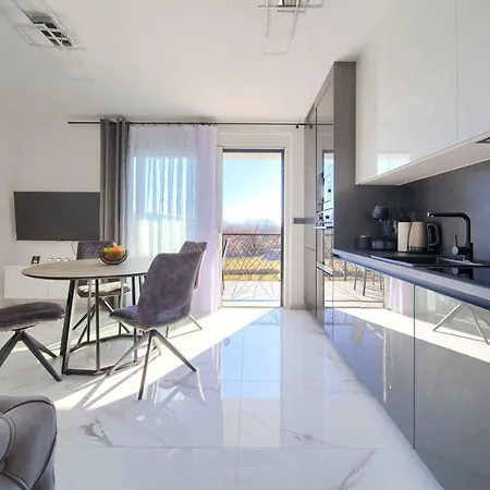 With Pool In Kornic-insel Krk 55181 شقة